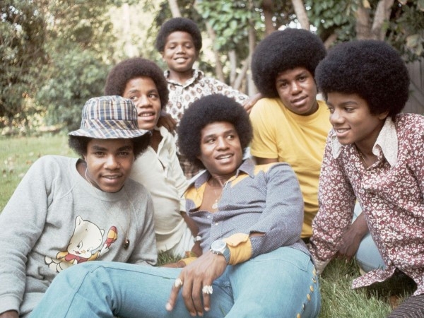 
	
	The Jackson 5 là một nhóm nhạc gia đình nổi tiếng của Mỹ với các thành viên Jackie, Tito, Jermaine, Marlon và Michael. Tài năng của nhóm và sự quản lý tài tình của Motown đã đưa The Jackson 5 lên đỉnh cao với những thành công vang dội. Thế nhưng sau khi Michael Jackson tách nhóm để bắt đầu sự nghiệp solo, The Jackson 5 cũng bắt đầu tan rã.